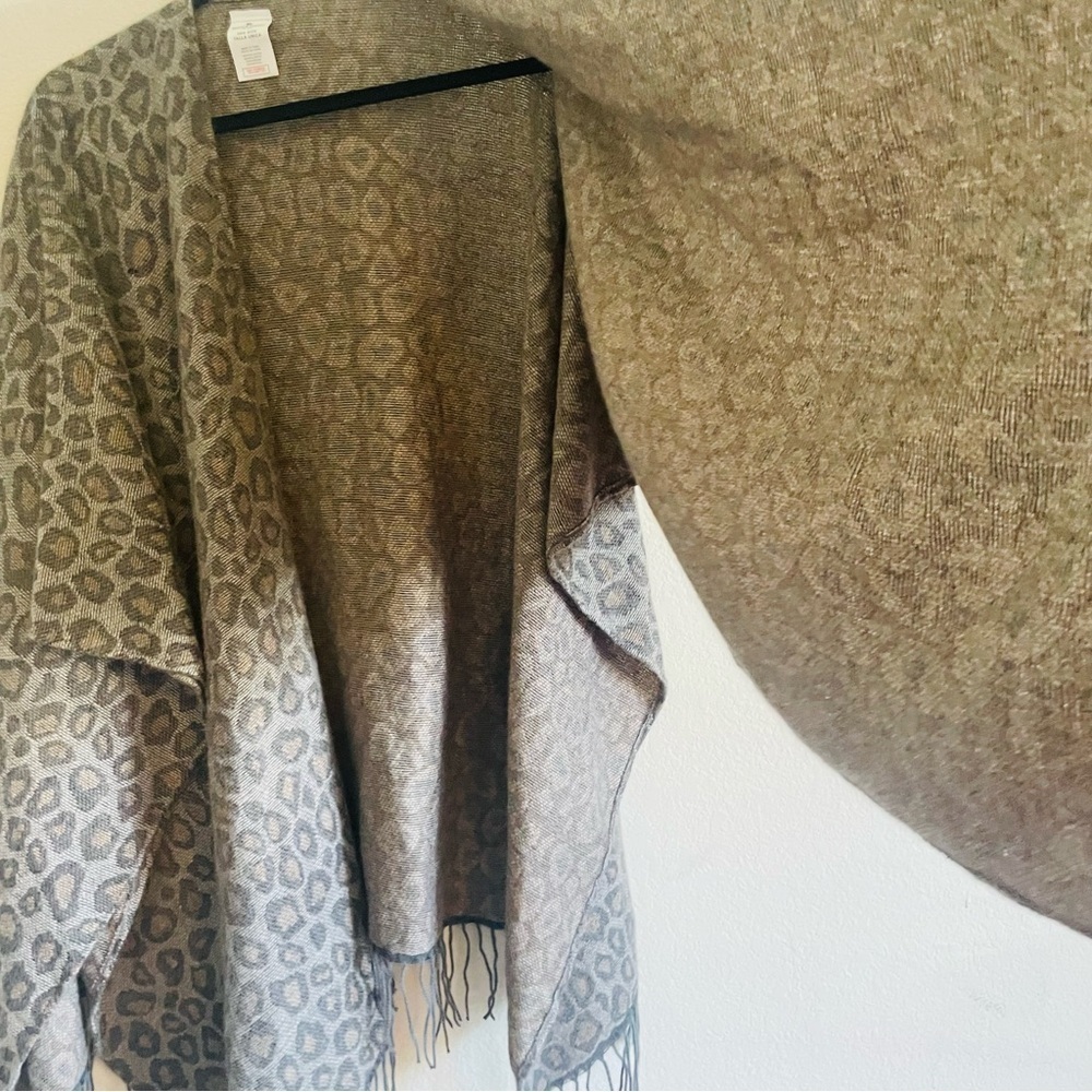 Woolrich woman’s cheetah print shawl poncho one size fringe gray winter throw - Picture 6 of 8
